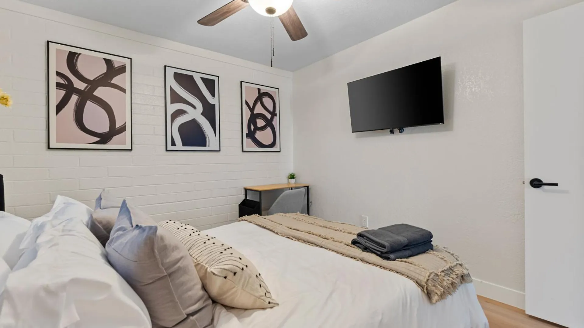 Biltmore 2Br Bungalow #4 - Workspace, Free Parking, Laundry, Patio! Phoenix 0*,