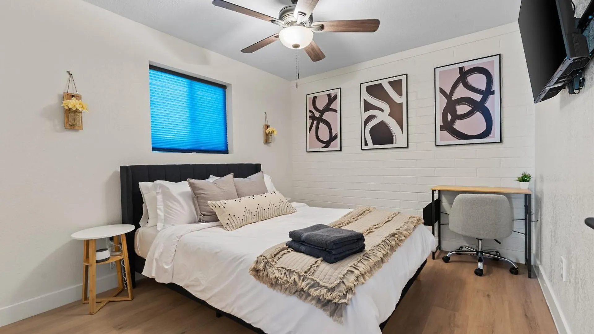Biltmore 2Br Bungalow #4 - Workspace, Free Parking, Laundry, Patio! Phoenix Apartment